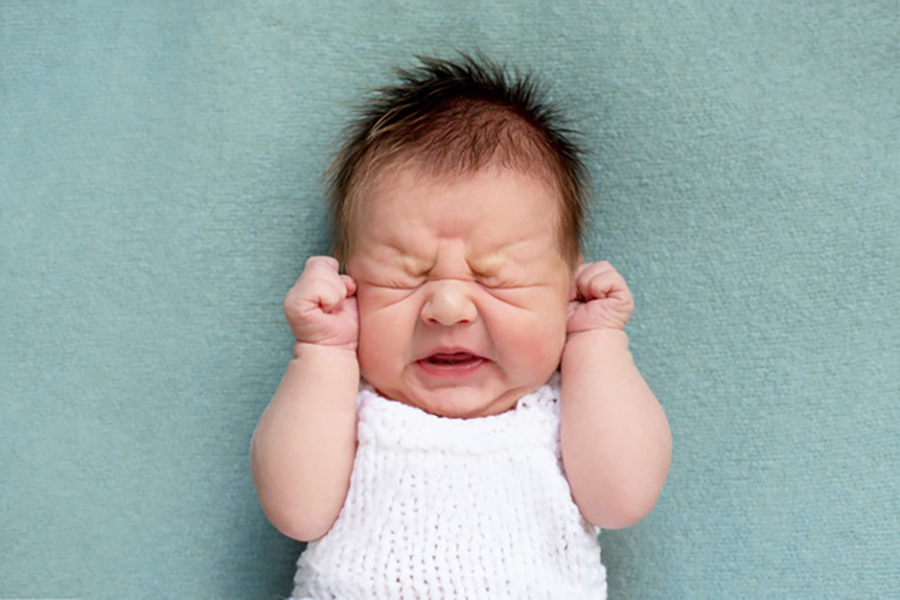 Tại sao trẻ sơ sinh thường khó ngủ?